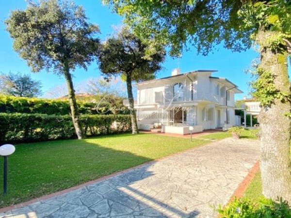 casa indipendente in vendita a Forte dei Marmi in zona Vittoria Apuana