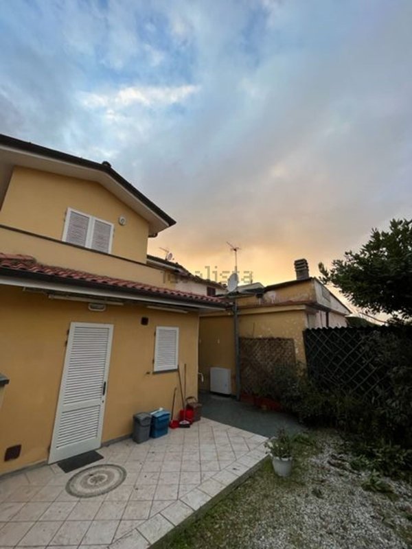 casa indipendente in vendita a Forte dei Marmi in zona Roma Imperiale