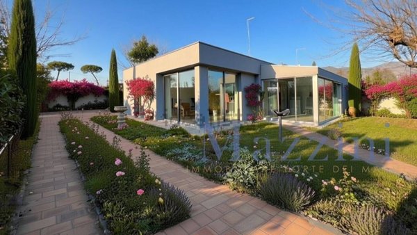 casa indipendente in vendita a Forte dei Marmi in zona Vittoria Apuana