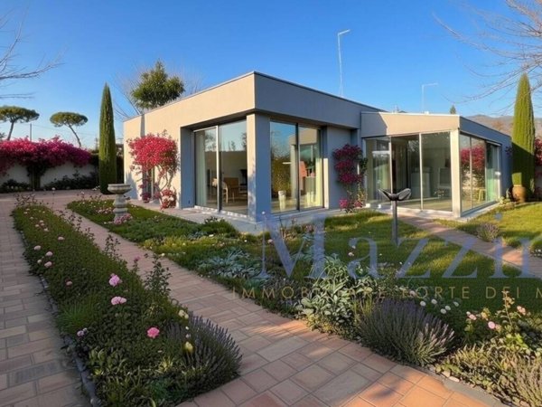 casa indipendente in vendita a Forte dei Marmi in zona Vittoria Apuana