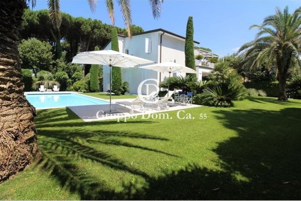 casa indipendente in vendita a Forte dei Marmi in zona Roma Imperiale