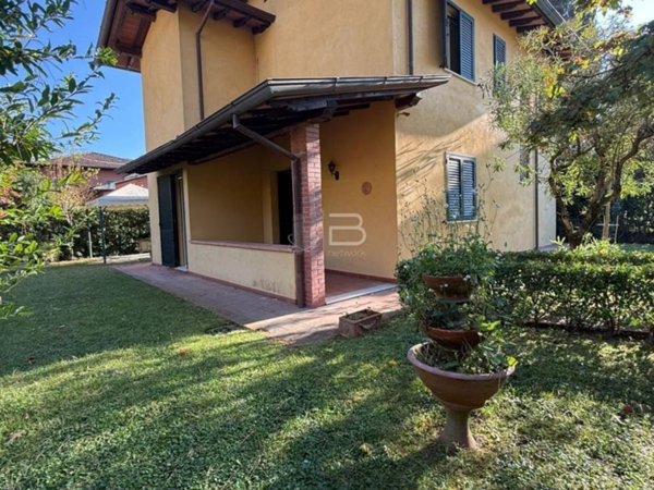 casa indipendente in vendita a Forte dei Marmi in zona Vittoria Apuana