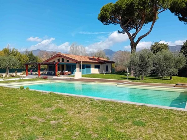 casa indipendente in vendita a Forte dei Marmi in zona Vaiana