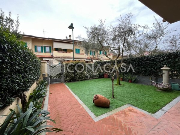 casa indipendente in vendita a Forte dei Marmi in zona Vittoria Apuana