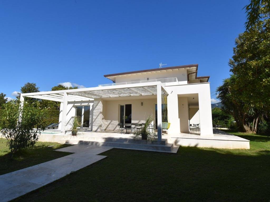casa indipendente in vendita a Forte dei Marmi in zona Roma Imperiale