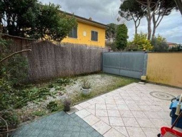 casa indipendente in vendita a Forte dei Marmi in zona Roma Imperiale