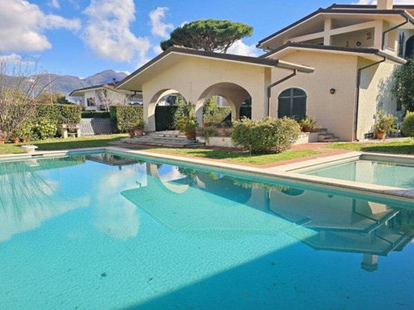 casa indipendente in vendita a Forte dei Marmi in zona Vaiana