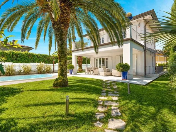 casa indipendente in vendita a Forte dei Marmi in zona Vittoria Apuana