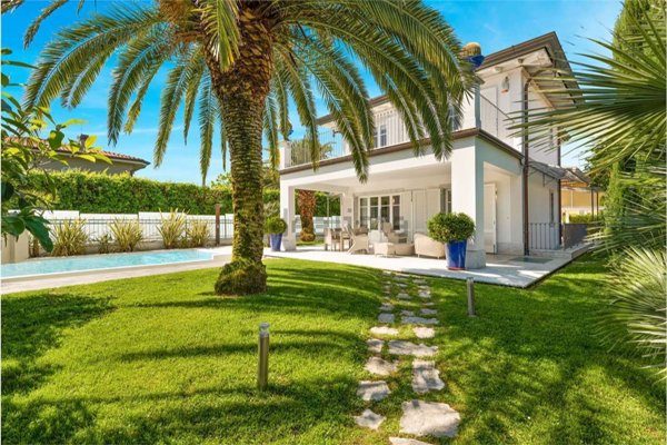 casa indipendente in vendita a Forte dei Marmi in zona Vittoria Apuana