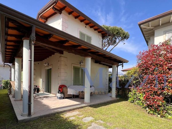 casa indipendente in vendita a Forte dei Marmi in zona Roma Imperiale