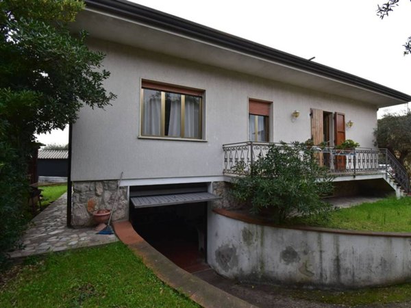 casa indipendente in vendita a Forte dei Marmi in zona Vaiana
