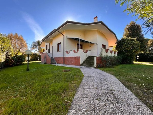 casa indipendente in vendita a Forte dei Marmi in zona Roma Imperiale