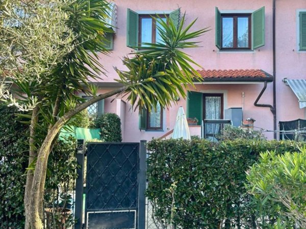 casa indipendente in vendita a Forte dei Marmi in zona Vittoria Apuana