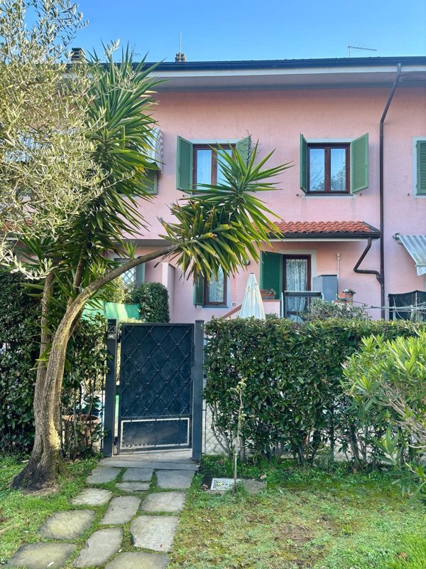 casa indipendente in vendita a Forte dei Marmi in zona Vittoria Apuana