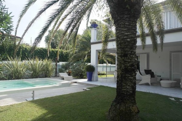 casa indipendente in vendita a Forte dei Marmi in zona Vittoria Apuana