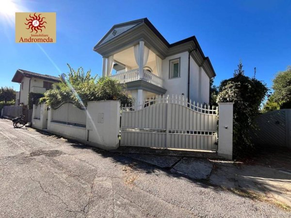 casa indipendente in vendita a Forte dei Marmi