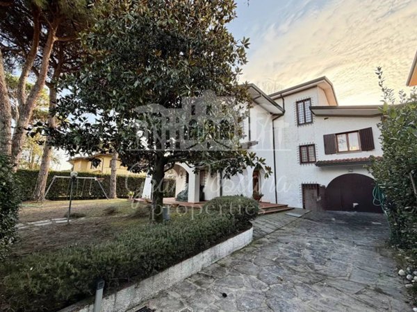 casa indipendente in vendita a Forte dei Marmi in zona Roma Imperiale