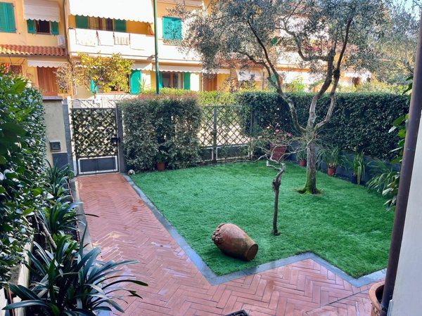 casa indipendente in vendita a Forte dei Marmi in zona Vittoria Apuana