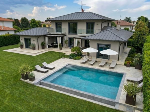 casa indipendente in vendita a Forte dei Marmi in zona Vittoria Apuana