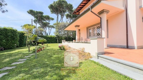 casa indipendente in vendita a Forte dei Marmi in zona Vittoria Apuana
