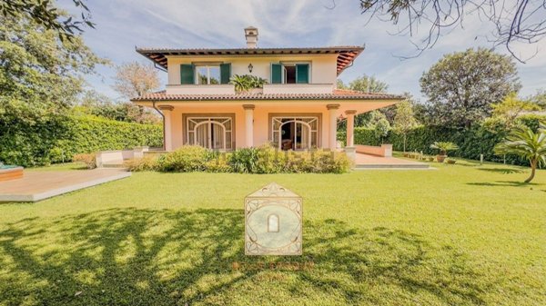 casa indipendente in vendita a Forte dei Marmi in zona Vittoria Apuana