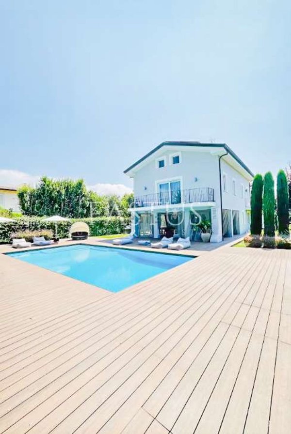 casa indipendente in vendita a Forte dei Marmi in zona Vittoria Apuana