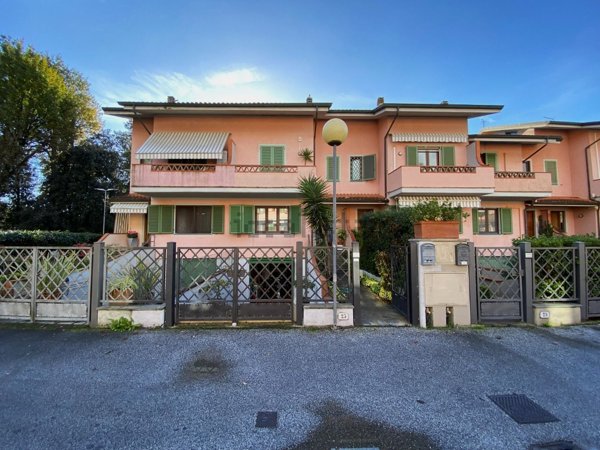 casa indipendente in vendita a Forte dei Marmi in zona Vittoria Apuana