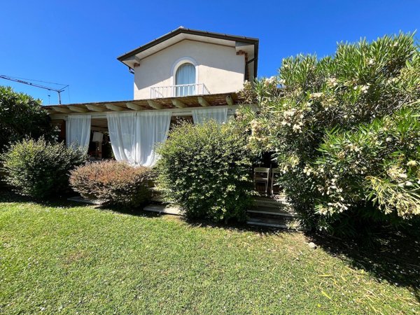 casa indipendente in vendita a Forte dei Marmi in zona Vittoria Apuana