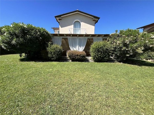 casa indipendente in vendita a Forte dei Marmi in zona Vittoria Apuana