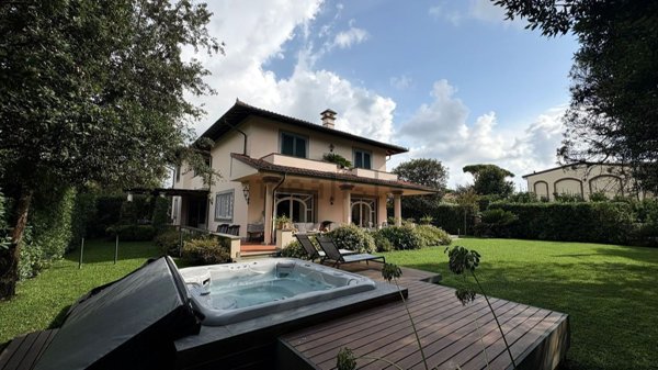 casa indipendente in vendita a Forte dei Marmi