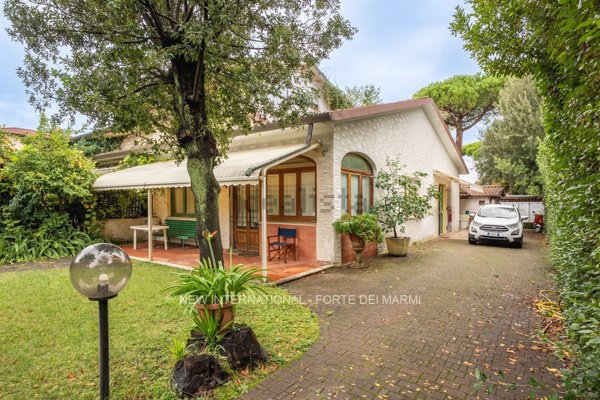 casa indipendente in vendita a Forte dei Marmi in zona Vittoria Apuana