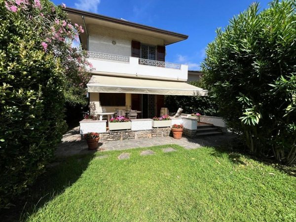 casa indipendente in vendita a Forte dei Marmi