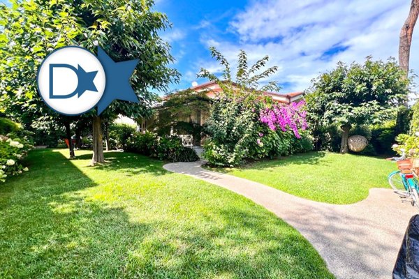 casa indipendente in vendita a Forte dei Marmi in zona Vittoria Apuana