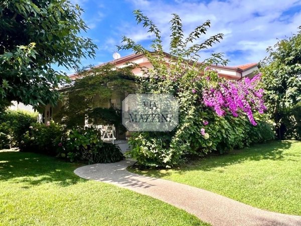 casa indipendente in vendita a Forte dei Marmi in zona Vittoria Apuana