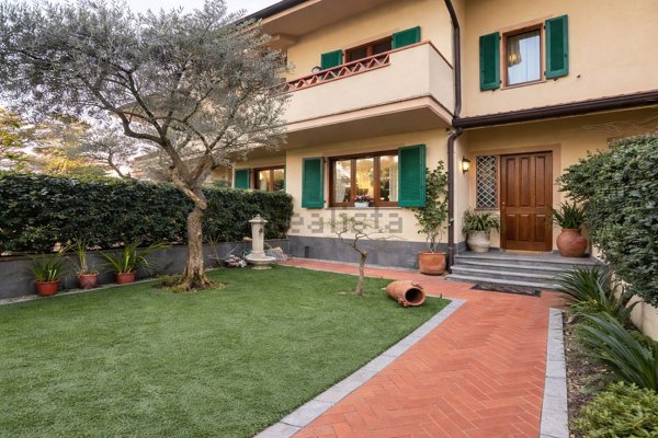 casa indipendente in vendita a Forte dei Marmi in zona Vittoria Apuana