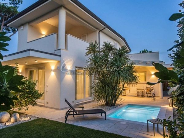 casa indipendente in vendita a Forte dei Marmi in zona Vittoria Apuana