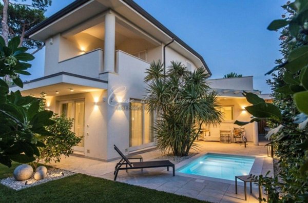 casa indipendente in vendita a Forte dei Marmi in zona Vittoria Apuana