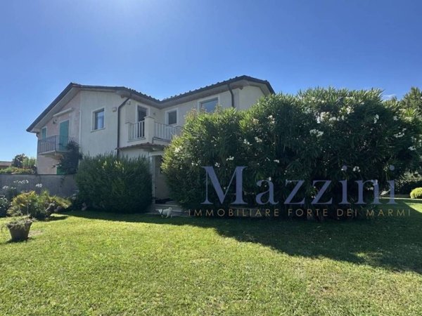 casa indipendente in vendita a Forte dei Marmi in zona Vittoria Apuana