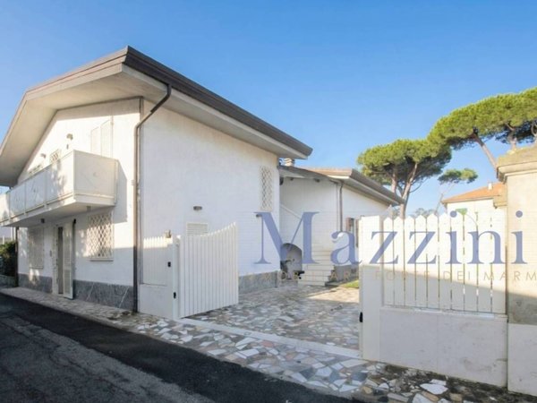 casa indipendente in vendita a Forte dei Marmi in zona Vittoria Apuana