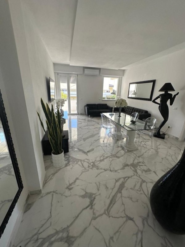 appartamento in vendita a Forte dei Marmi in zona Vittoria Apuana