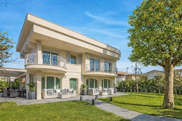 casa indipendente in vendita a Forte dei Marmi