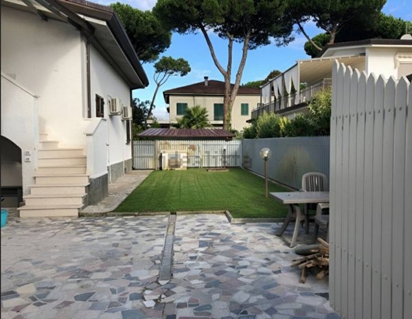 casa indipendente in vendita a Forte dei Marmi in zona Vittoria Apuana
