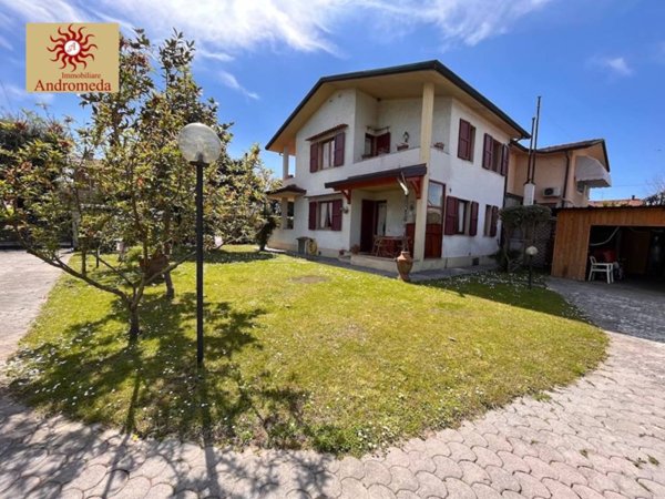 casa indipendente in vendita a Forte dei Marmi in zona Vittoria Apuana