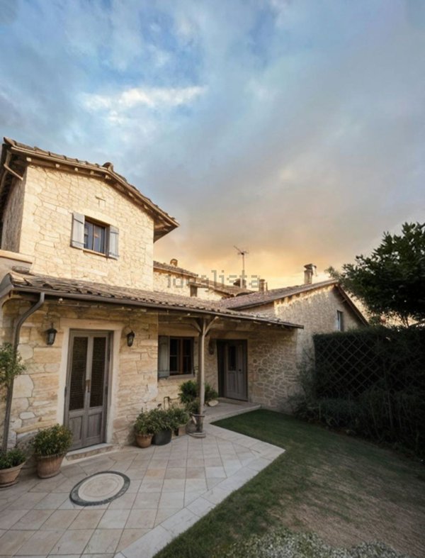 casa indipendente in vendita a Forte dei Marmi in zona Roma Imperiale