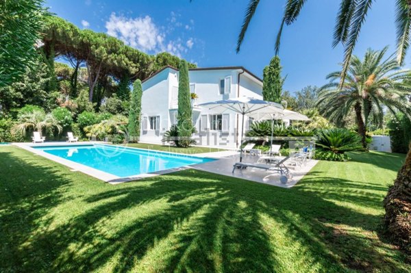 casa indipendente in vendita a Forte dei Marmi in zona Roma Imperiale