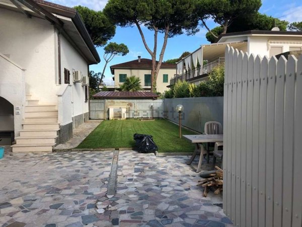 casa indipendente in vendita a Forte dei Marmi in zona Vittoria Apuana