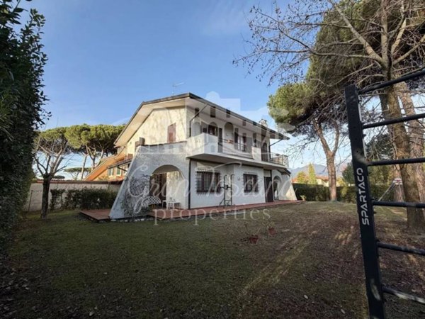 casa indipendente in vendita a Forte dei Marmi in zona Roma Imperiale