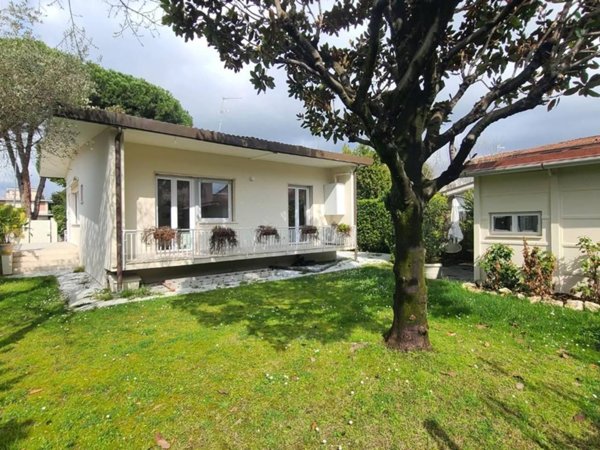 casa indipendente in vendita a Forte dei Marmi