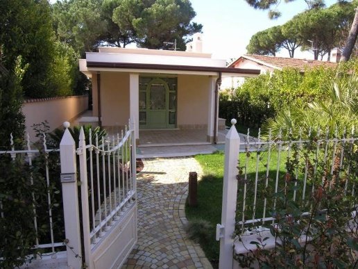 casa indipendente in vendita a Forte dei Marmi in zona Vittoria Apuana