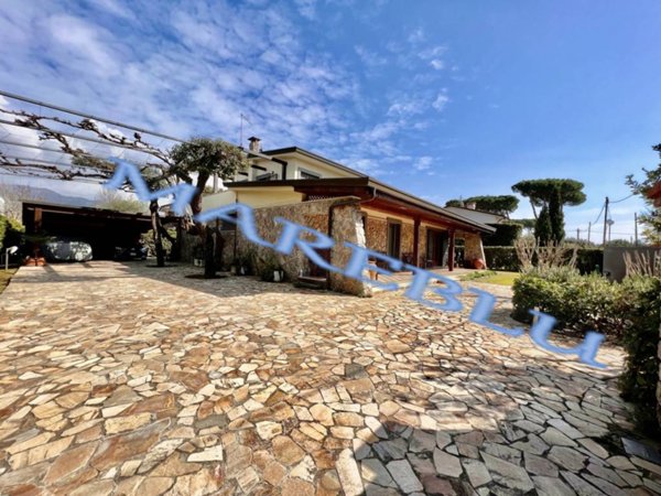 casa indipendente in vendita a Forte dei Marmi in zona Vittoria Apuana
